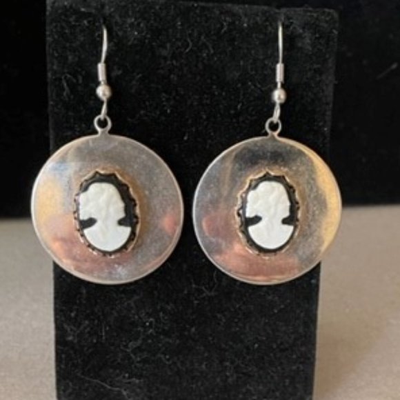 Carved Cameos Set on Black Stone Scalloped Framed on Gold Medallion Hook Earring - Picture 6 of 7